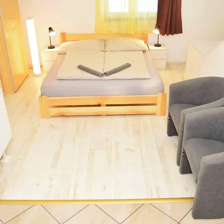 Апартаменты Lorabel Apartmanhaz Хевиз
